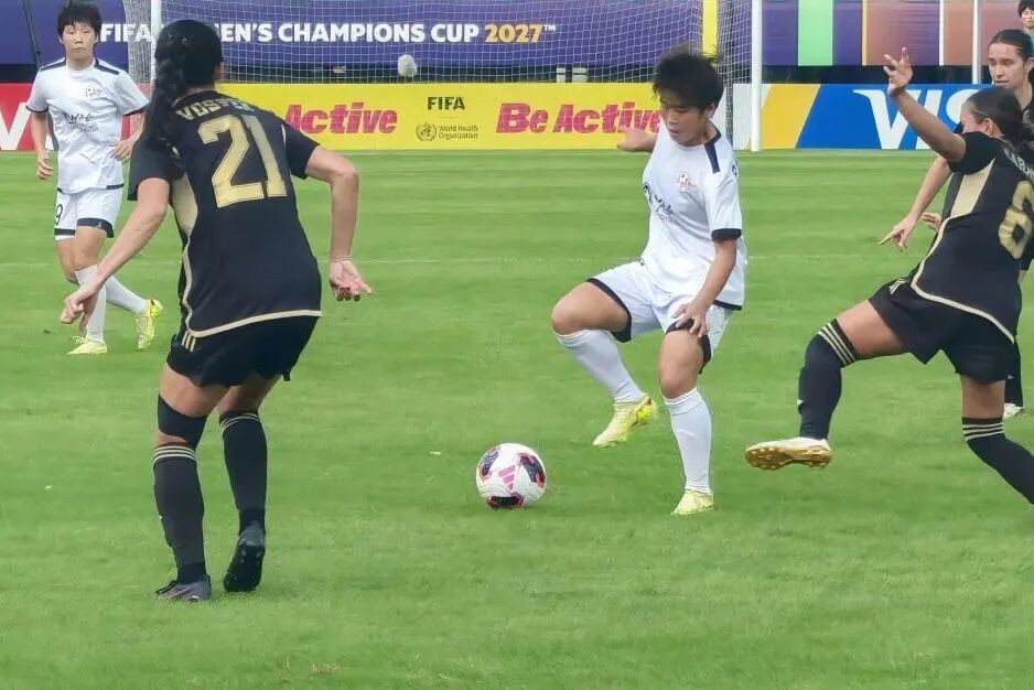 朝鲜“我的故乡”女足和新西兰奥克兰联女足在比赛中