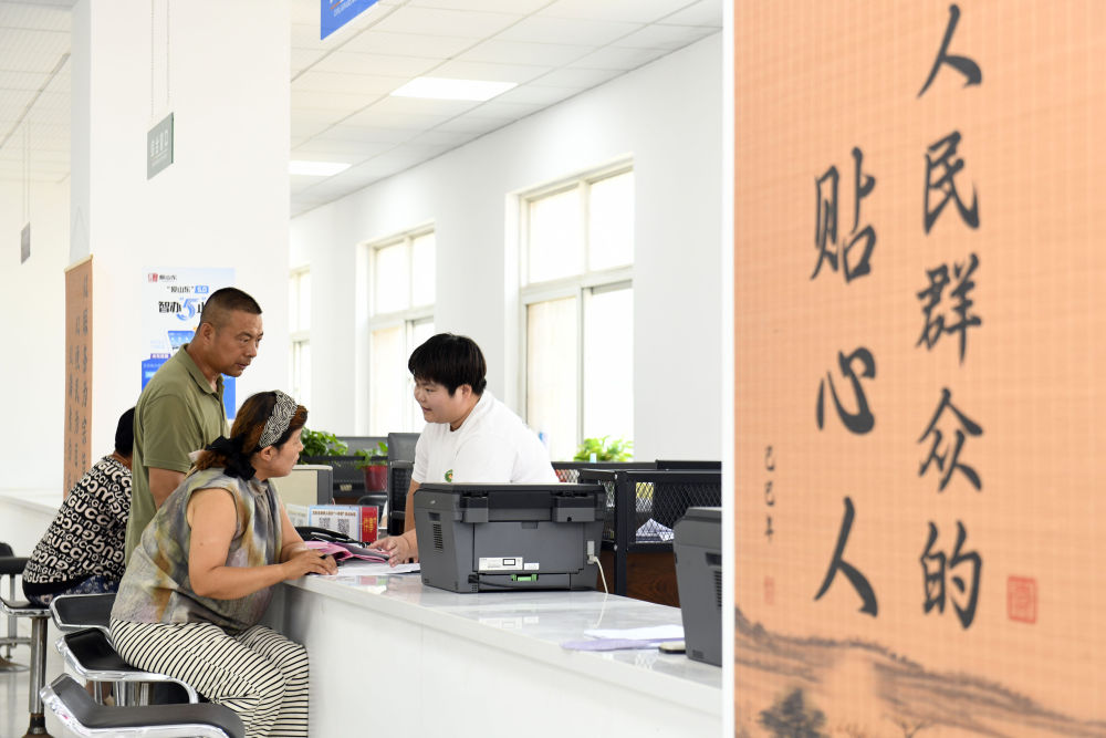 2026年7月5日,在山东省德州市夏津县香赵庄镇党建综合阵地,工作人员为群众办理低保业务。夏津县搭建城区四级党群阵地,推动干部、人员、便民服务“三下沉”,全域建成步行十分钟可达、功能集成、上下联动的党群服务体系。新华社记者 郭绪雷 摄