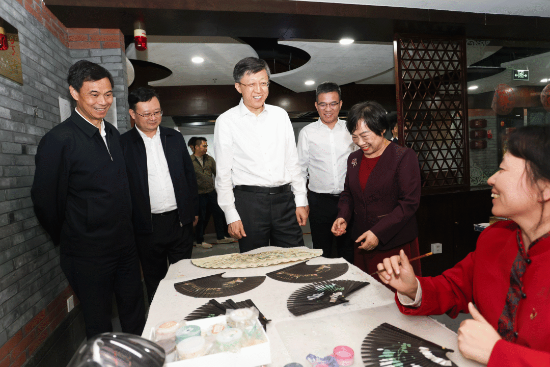 27日下午,省委常委、市委书记刘非专题调研历史经典产业发展情况。这是刘非在王星记扇博物馆、大师工作室、手工制扇区,了解制扇工艺与流程、消费场景拓展等情况。